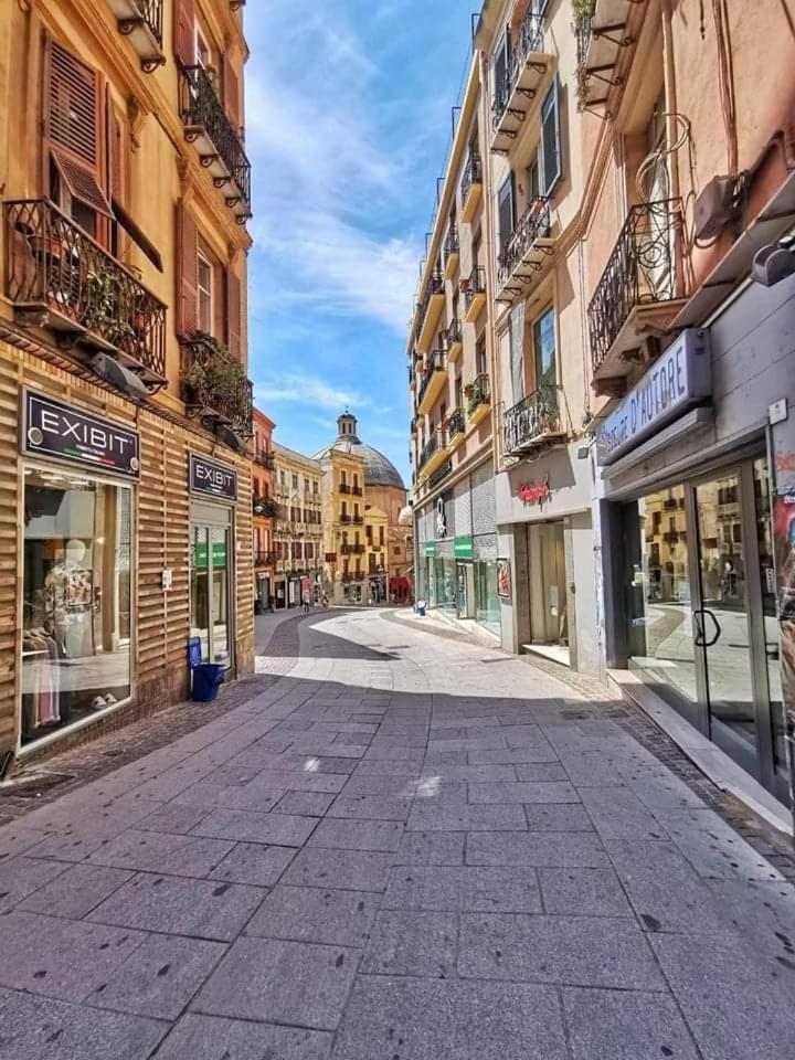 Black & White Cagliari Bagian luar foto